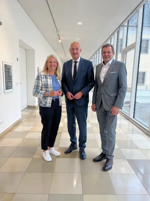 Jugend-Landesrat Christian Dörfel (Mitte) Landtagsabgeordnete Gertraud Scheiblberger und Landtagsabgeordneter Georg Ecker unterstützen die Informationskampagne vom JugendService.
 | Foto: OÖVP