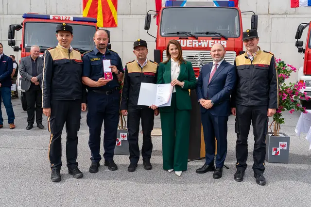 Auszeichnung des Mitbegründers des Feuerwehrprojektes Tirol-Kroatien vor 15 Jahren Tomislav Stokic mit dem Verdienstzeichen des Landes-Feuerwehrverbandes Tirol Stufe IV in Bronze.
 | Foto: Landesfeuerverband Tirol/Lintner