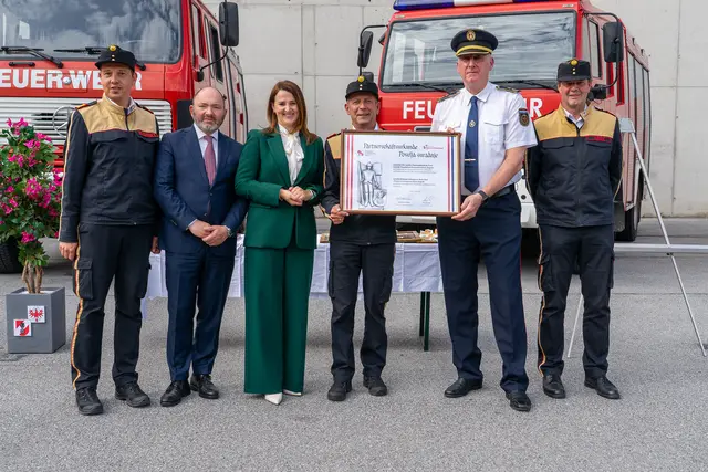 (v.li.): Landes-Feuerwehrinspektor Rene Staudacher, Botschafter Martin Pammer, Sicherheitslandesrätin Astrid Mair, Landes-Feuerwehrkommandant Jakob Unterladstätter, Schulleiter der staatlichen Feuerwehrschule in Zagreb Berislav Hengl und Landes-Feuerwehrkommandant-Stellvertreter Hannes Mayr
 | Foto: Landesfeuerverband Tirol/Lintner