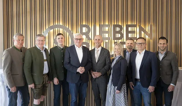 Leopold Bartsch (Bürgermeister Pinggau a. D.), Andreas Steinegger (Landwirtschftskammer-Präsident Steiermark), Josef Riebenbauer (GF), Leo Riebenbauer (GF), Willibald Ehrenhöfer (Wirtschaftslandesrat), Kerstin Raith Schweighofer (Bezirkshauptfrau Hartberg/Fürstenfeld), Sebastian Wolf (Bürgermeister Pinggau), Wolfgang Artner (GF) und LABg. Lukas Schnitzer (v. l.) | Foto: Bernhard Bergmann