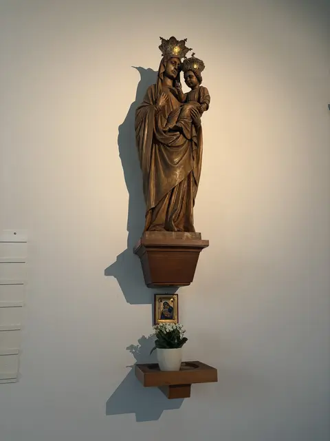 Auch die Madonna-mit-Kind-Skulptur darf nicht zerstört werden.  | Foto: Lukas Ipirotis/MeinBezirk