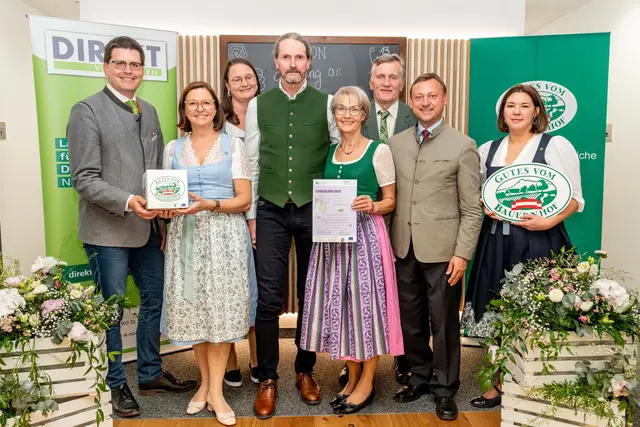LK NÖ-Vizepräsident Lorenz Mayr, LAbg. Doris Schmidl, Gutes vom Bauernhof-Projektleiterin Cornelia Grubmann, Ernst Streißelberger, Hildegard Streißelberger, Kammerdirektor-Stv. Martin Jilch, LVDV-Obmann Johann Höfinger, LVDV-Geschäftsführerin Martina Schauer

 | Foto: Georg Pomaßl/LVDV NÖ