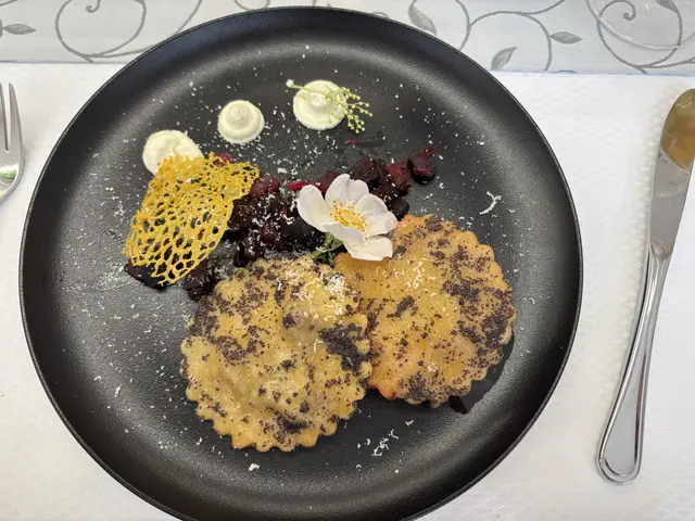 Die Roten-Rüben-Ravioli wurden kreativ und ansprechend angerichtet. | Foto: Alexandra Goll