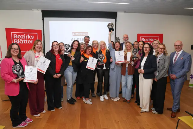 Der Fachbereich "Mobile Dienste, Palliativteams und Virgilambulanz" des Caritasverband  Salzburg konnte sich den Sieg in der Kategorie "Teamleistung und Kooperation" beim Pflegepreis von MeinBezirk Salzburg sichern. Im Bild mit Preisträgern aus den anderen Kategorien für den Pflegepreis | Foto: Franz Neumayr