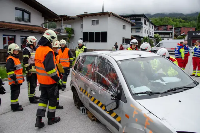 Die Imster Feuerwehr kehrte vor der eigenen Haustür und übte eine realsitisches Katastrophen-Szenario. | Foto: FF Imst