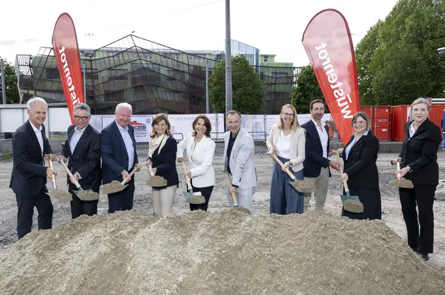 v. l.: Wüstenrot Aufsichtsratsmitglied Mag. Martin Grüll, Wüstenrot CFO Mag. Gregor Hofstätter-Pobst, Bürgermeister-Stellvertreter Dr. Florian Kreibich, Wüstenrot Generaldirektorin Dr. Susanne Riess-Hahn, Landeshauptfrau Mag. Karoline Edtstadler, Bürgermeister Bernhard Auinger, Wüstenrot Versicherungsvorstand Dr. Brigitte Feldhofer, Baumeister Ing. Georg Russegger, Stadträtin Anna Schiester, Architektin Bettina Götz | Foto: Wüstenrot