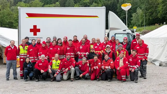 30 Mitarbeiterinnen und Mitarbeiter aus fünf Rotkreuz-Landesverbänden nahmen an der WASH-Bundesübung in Bischofshofen teil. Erster von links: Landesrettungskommandant ad interim Clemens Ebster. | Foto: Rotes Kreuz Salzburg