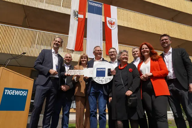 TIGEWOSI-GF Edgar Gmeiner, Bgm. Jürgen Schreier (Oberhofen), Bgm. Brigitte Praxmarer (Flaurling), Sozialsprengel-Obmann Johann Ortner, LH-Stv.- Philip Wohlgemuth, GV Silvia Schaller, Bgm. Martin Schwaninger (Pettnau), LR Cornelia Hagele und Bgm. Christian Härting (Telfs).