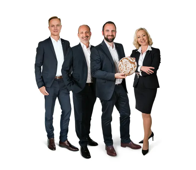 v.l.n.r.: Bernhard Prechtl (Geschäftsführer und CFO), Wolfgang Frießnegg (Geschäftsführer und COO), Georg Resch (Eigentümer und CEO), Sabine Schgör (Geschäftsführerin und CCO). | Foto: Resch &amp; Frisch