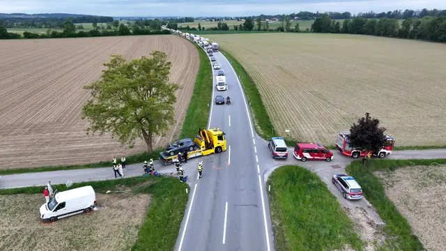 Durch den Unfall kam es auf der B 148 zu erheblicher Staubildung. | Foto: Fotokerschi/Doms