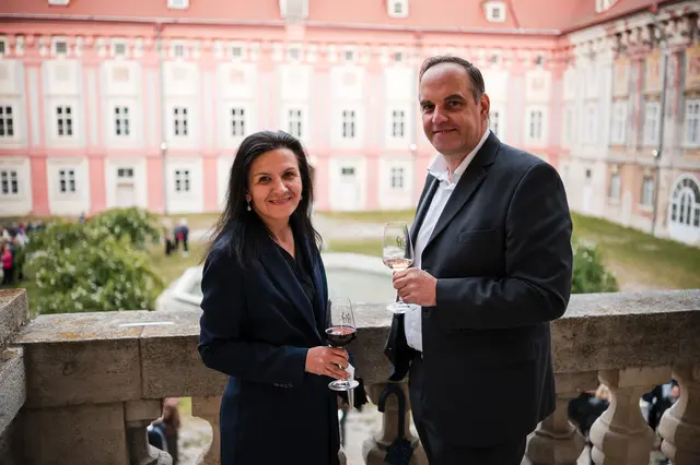 Zwei Personen auf Balkon