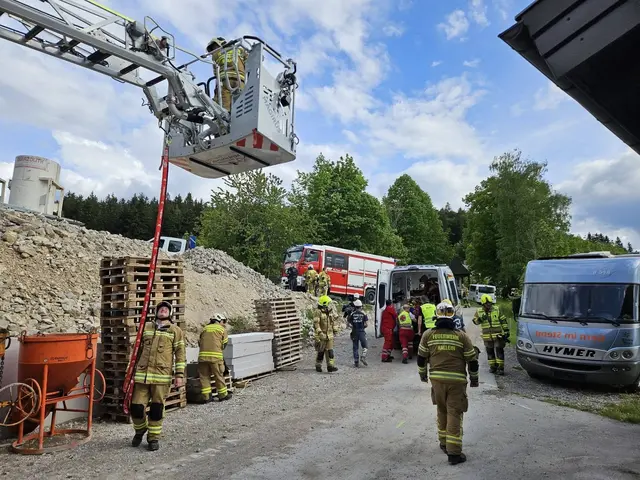 Feuerwehr, Rotes Kreuz und Rettungshubschrauber arbeiteten bei der Personenrettung auf der Baustelle in Krispl eng zusammen. | Foto: Freiwillige Feuerwehr Krispl