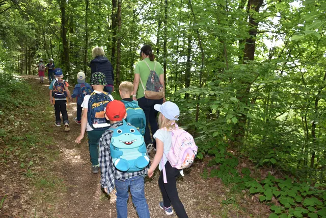 Der Kinderlieder-Wanderweg, eine 2,5 km Runde, wurde im Wanderdorf Bad Kreuzen eröffnet. An zehn Stationen kann man sich Kinderlieder anhören und mitsing. Die Zeichnungen dazu wurden von den Mädchen und Buben des Kindergartens gestaltet.  | Foto: Robert Zinterhof