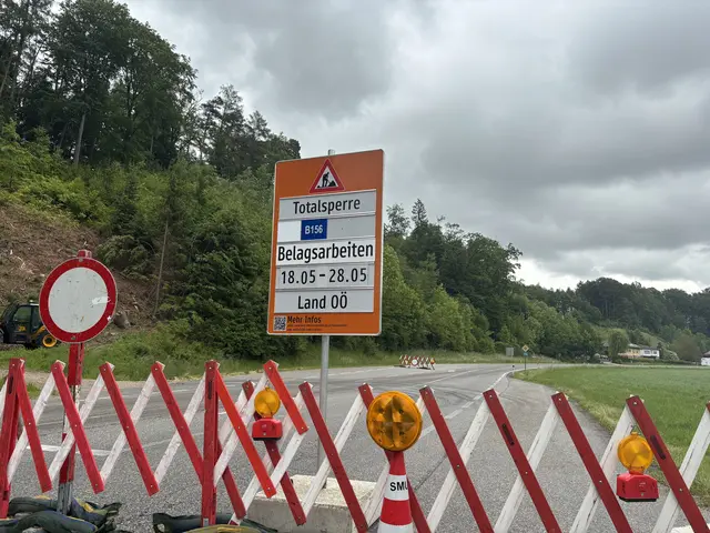 Lauft alles nach Plan, soll die Straße bereits am Freitag, 22. Mai, wieder befahrbar sein. | Foto: MeinBezirk/Anja Kern