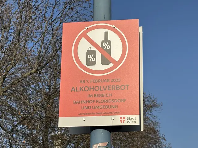 Das Alkoholverbot am Franz-Jonas-Platz – das seit Februar 2025 besteht –soll erste Erfolge erzielt haben. Kürzlich stimmte der Bezirk mit einem Resolutionsantrag mehrheitlich für die Umsetzung einer Videoüberwachung. | Foto: Matthias Pandrea/Mein Bezirk