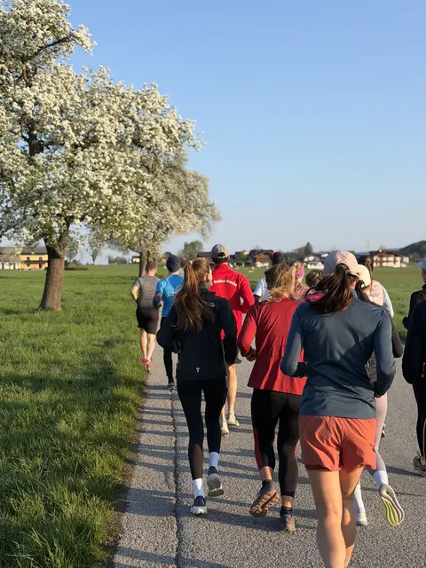Aus wenigen Teilnehmern wurden mittlerweile bis zu 30 Läufer. | Foto: Carina Brunelli