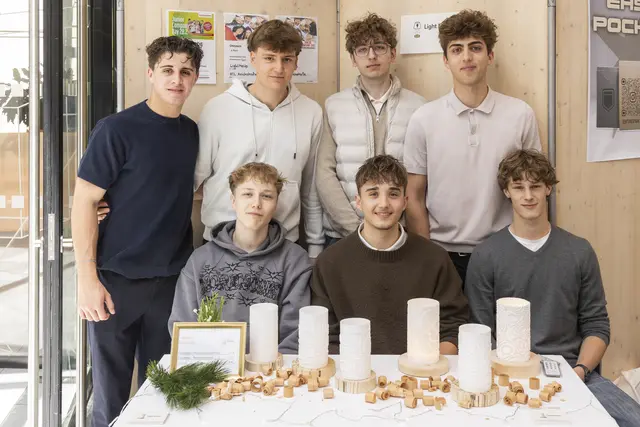Platz zwei ging an das Team LightMeUp von der HTL Anichstraße mit der Cosylamp – einer handgefertigten Dekorationslampe aus regionaler Zirbe und recyceltem PLA. | Foto: WK Tirol / Die Fotografen