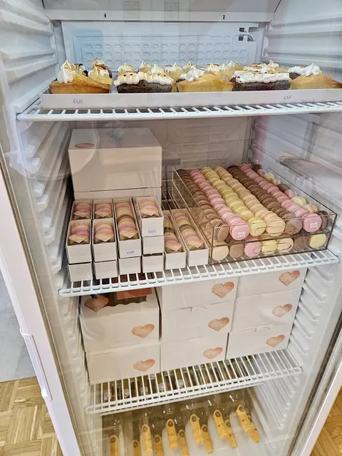 Zuckersüß sind die Kühlschränke in der Auftragskonditorei gefüllt. | Foto: Zuckeratelier