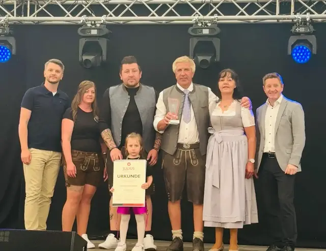 Wirtschaftsbund- und Wirtschaftskammer-Bezirksobmann Andreas Höllinger (l.) und Bürgermeister Manfred Lanzerstorfer (r.) überreichte die Auszeichnung an Familie Zach.  | Foto: WB/Höllinger