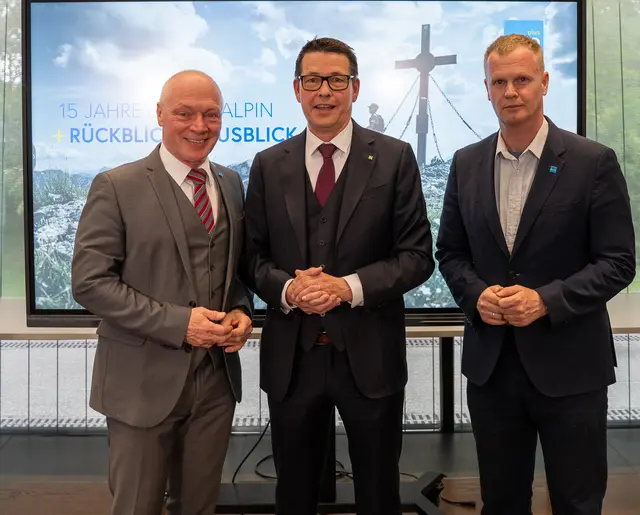 Blicken auf 15 Jahre ecoplus alpin zurück: ecoplus Geschäftsführer Helmut Miernicki, ecoplus Aufsichtsratsvorsitzender Kurt Hackl und ecoplus Alpin Geschäftsführer Markus Redl | Foto: ecoplus