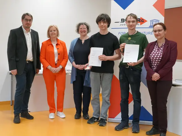 Simon Fink (2.v.r.) siegte bei der Österreichischen Physikolympiade und nimmt beim internationalen Bewerb teil. | Foto: HTL Pinkafeld