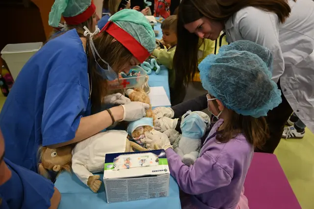 Das Teddybärenkrankenhaus in der Kinderklinik der Tirol Kliniken Innsbruck versorgte wieder viele Kuscheltier-Notfälle. | Foto: Königer