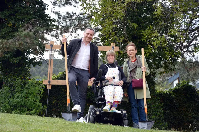Der Jahrgangsbaum 2025 wurde im Imster Stadtpark gepflanzt: Stadtrat Richard Aichwalder, Ausschussobfrau Laura Moser und Ausschussmitglied Maria-Luise Braun. | Foto: Stadt Imst/Kolp