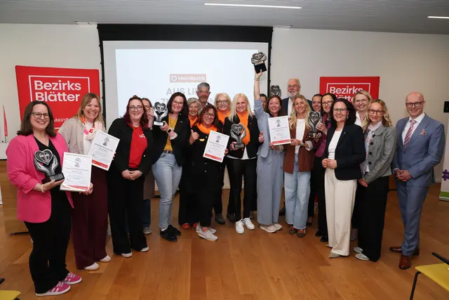 Der Fachbereich "Mobile Dienste, Palliativteams und Virgilambulanz" des Caritasverband  Salzburg konnte sich den Sieg in der Kategorie "Teamleistung und Kooperation" beim Pflegepreis von MeinBezirk Salzburg sichern. Im Bild mit Preisträgern aus den anderen Kategorien für den Pflegepreis | Foto: Franz Neumayr