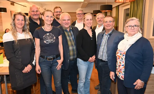 Der neugewählte Vorstand mit Vertretern der Reitwegeregionen und Ehrengäste. | Foto: Josef Reingruber