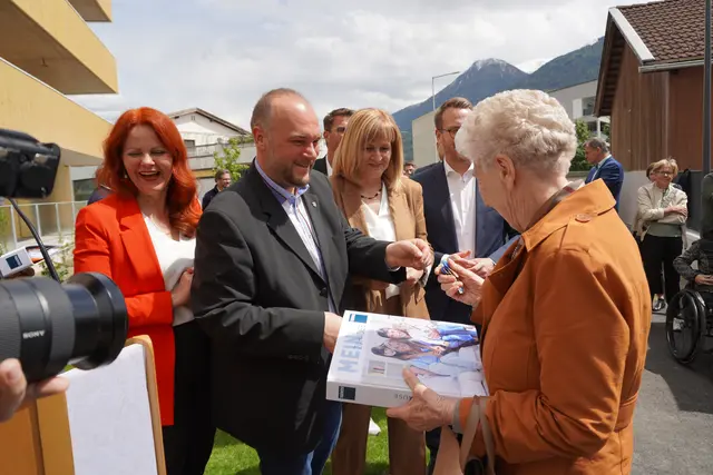 Mit der feierlichen Schlüsselübergabe wurden das neue Sprengelhaus und die Wohnanlage für betreubares Wohnen offiziell eröffnet.
