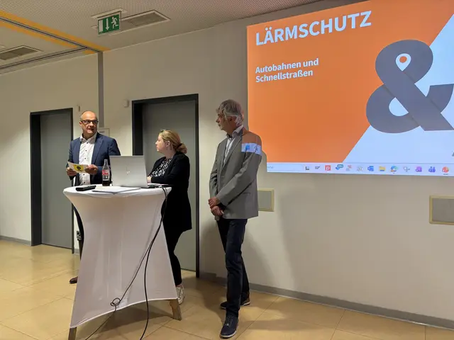 Bürgermeister Christian Lautner begrüßte Alice Ebner und Karl Zeilinger, die Zuständigen für den Lärmschutz durch die ASFINAG. | Foto: Lauren Fahrenberger / MeinBezirk