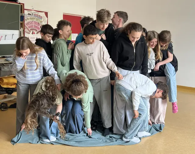 Bei Team- und Kommunikationsspielen waren Geschick, Vertrauen und klare Absprachen gefragt.  | Foto: Sport/Mittelschule St. Valentin