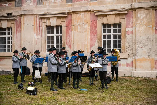 Blausmusikkapelle auf Wieser vor Schloss