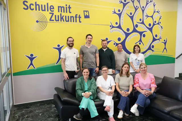  Zahlreiche Referenten bereicherten die Jubiläumsveranstaltung mit spannenden Fachvorträgen. (v.l.n.r. vorne: DGKP Nadja Fenz; DGKP Katja Svara; Hygienefachkraft DGKP Gloria Koglbauer, BSc; Direktorin der GuKPS Rosa Haas, MSc; v.l.n.r. hinten: DGKP Stefan Buchinger; DGKP Patrick Jursitzky, BSc; DGKP Konstantin Graser, BSc; DGKP Astrid Zilla; DGKP Yvonne Zabka) | Foto: Universitätsklinikum Wiener Neustadt