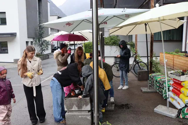 Trotz Regenwetter waren die Kinder fleißig bei der Sache. | Foto: Thomas Seelos