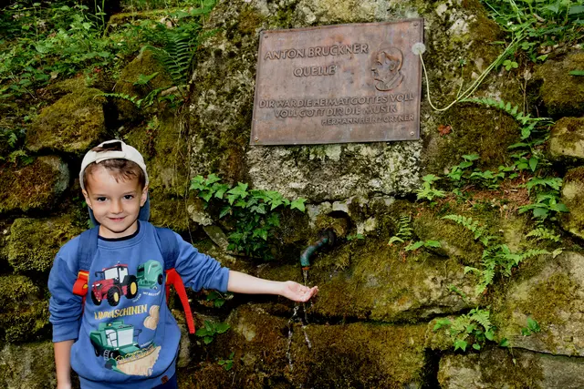 Der Kinderlieder-Wanderweg, eine 2,5 km Runde, wurde im Wanderdorf Bad Kreuzen eröffnet. An zehn Stationen kann man sich Kinderlieder anhören und mitsing. Die Zeichnungen dazu wurden von den Mädchen und Buben des Kindergartens gestaltet.  | Foto: Robert Zinterhof