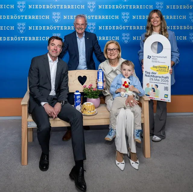 Freuen sich auf viele Begegnungen am Tag der Nachbarschaft: sitzend: WETGruppe Geschäftsführer Christian Rädler und Gast bei Radio 4/4, Landeshauptfrau Johanna Mikl-Leitner mit Florian, NÖ Seniorenbund Obmann Karl Wilfing, Projektleiterin Pamina Eigelsreither. | Foto: NLK/Filzwieser