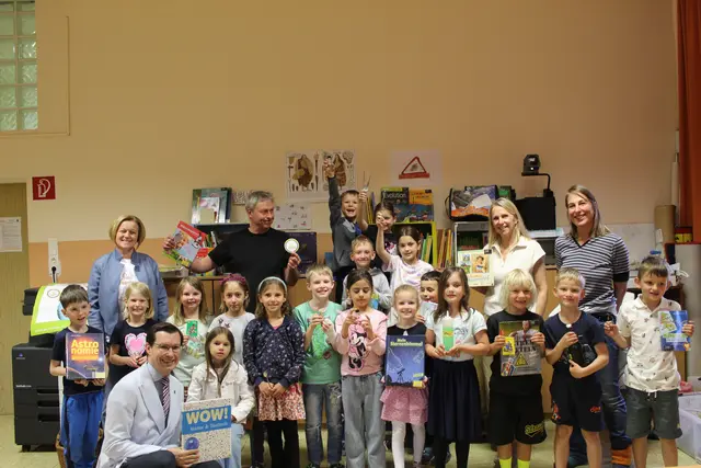  Sabine Aigner und Helmut Schlatzer von der "Bibliothek der Sinne" eröffneten eine umfangreiche Leihgabe mit zahlreichen MINT-Büchern. | Foto: Marktgemeinde Turnau