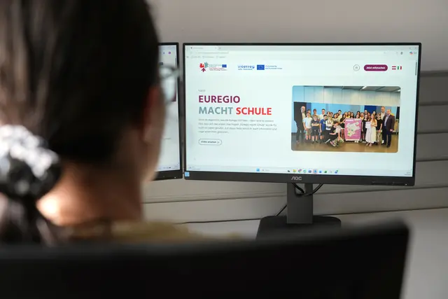 Schülerinnen und Schüler aus Tirol, Südtirol und dem Trentino können ab dem Schuljahr 2026/27 wieder an der Bildungsinitiative „Euregio macht Schule“ teilnehmen. Die neu gestaltete Plattform soll grenzüberschreitendes Lernen und kreative Zusammenarbeit zwischen den Landesteilen fördern. | Foto: Land Tirol/Trenker