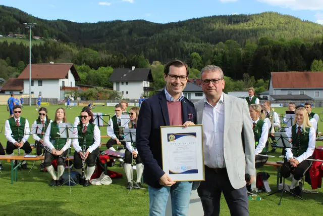 Bürgermeister Stefan Hofer wurde für seine Verdienste zum Ehrenmitglied des SV Turnau ernannt. | Foto: Hanna Fladl