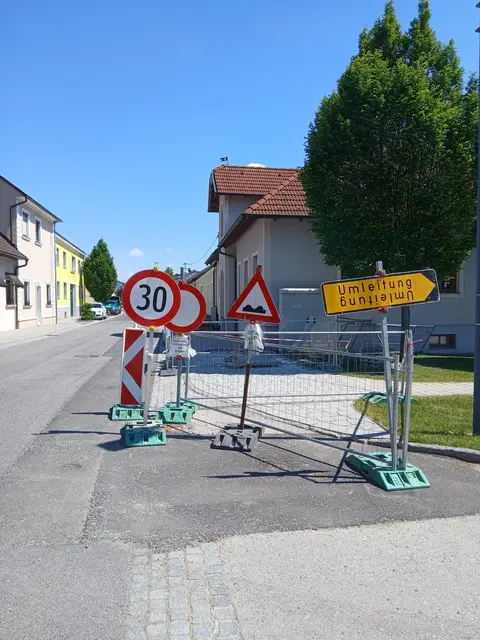 Umleitungsschild vor Bauzaun