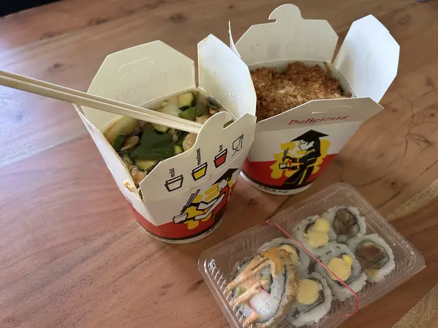 Das Wok&amp;Tea Mittags-Sackerl: gut gefüllte Boxen inkl. Maki  | Foto: MeinBezirk/Barbara Babonitsch-Diewald