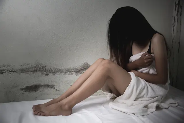 Die Täter versprechen den Frauen, die meist aus armen Regionen stammen, ein besseres Leben in Österreich. | Foto: Foto: Smarterpix/Tinnakorn