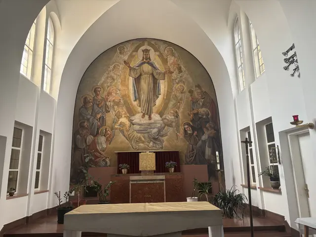 Das Wandgemälde „Christus als Weltenrichter“ aus den 1930er Jahren ist laut Bundesdenkmalamt geschützt.  | Foto: Lukas Ipirotis/MeinBezirk
