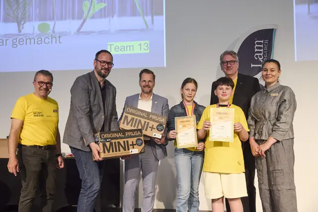 Die Sieger: Mit dem Projekt „Der Wassertransport in Pflanzen“ sicherten sich Olivia Rühl und Luca Lamp den ersten Platz. | Foto: Johannes Puch
