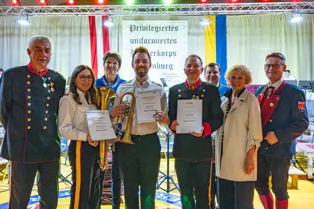 Die Ehrenmedaille in Bronze erhielten Magdalena Ziegler und Andreas Greil, die Dirigentennadel in Silber erhielt Stefan Pfaunz. | Foto: Richard Stöger