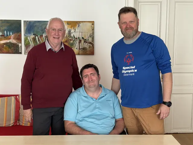 Ein eingeschworenes Team: Stefan Krainer mit seinem Vater Robert (l.) und Special Olympics-Vizepräsident Thomas Kepplinger | Foto: MeinBezirk/Waltraud Fischer