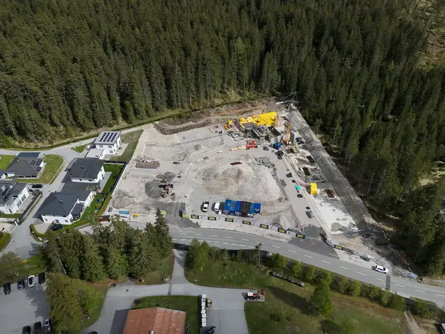 Luftaufnahme der Baustelle der „Tiroler Wohnbau“ im Ortsteil Ostbach – die Fundamente und Bodenplatten werden errichtet. | Foto: Gemeinde Leutasch