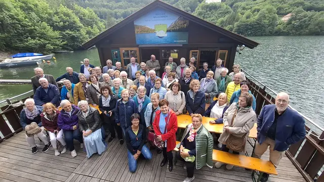 Die Teilnehmerinnen und Teilnehmer an der Frühjahrsfahrt auf der „Schwimmenden Almhütte“ auf dem Stausee Klaus mit Bettina Kerbl (in der Hocke vorne Mitte), die ihnen die Landschaft näherbrachte. | Foto: Helmut Pölz