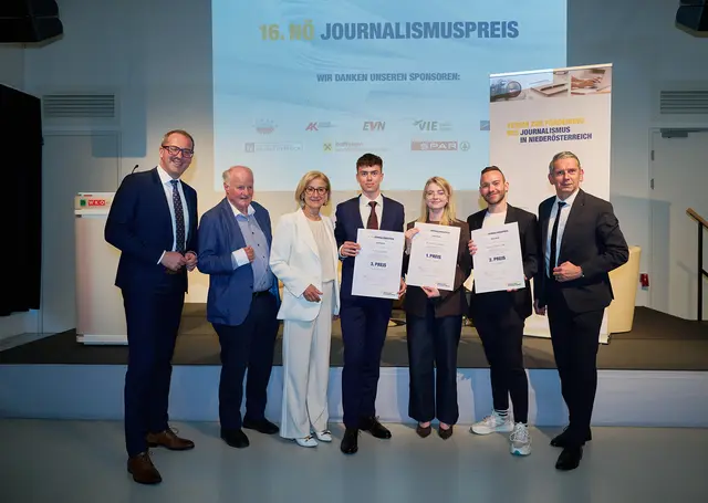 Verleihung des 16. NÖ Journalismuspreises, von links nach rechts: Daniel Lohninger (Obmann des Vereins zur Förderung des Journalismus in Niederösterreich), Georg Wailand (Juryvorsitzender), Landeshauptfrau Johanna Mikl-Leitner, Felix Attalah (3. Platz), Kristina Leitner (1. Platz), Louis Ebner (2. Platz), Walter Fahrnberger (Geschäftsführer des Vereins zur Förderung des Journalismus in Niederösterreich). | Foto: NLK Pfeiffer